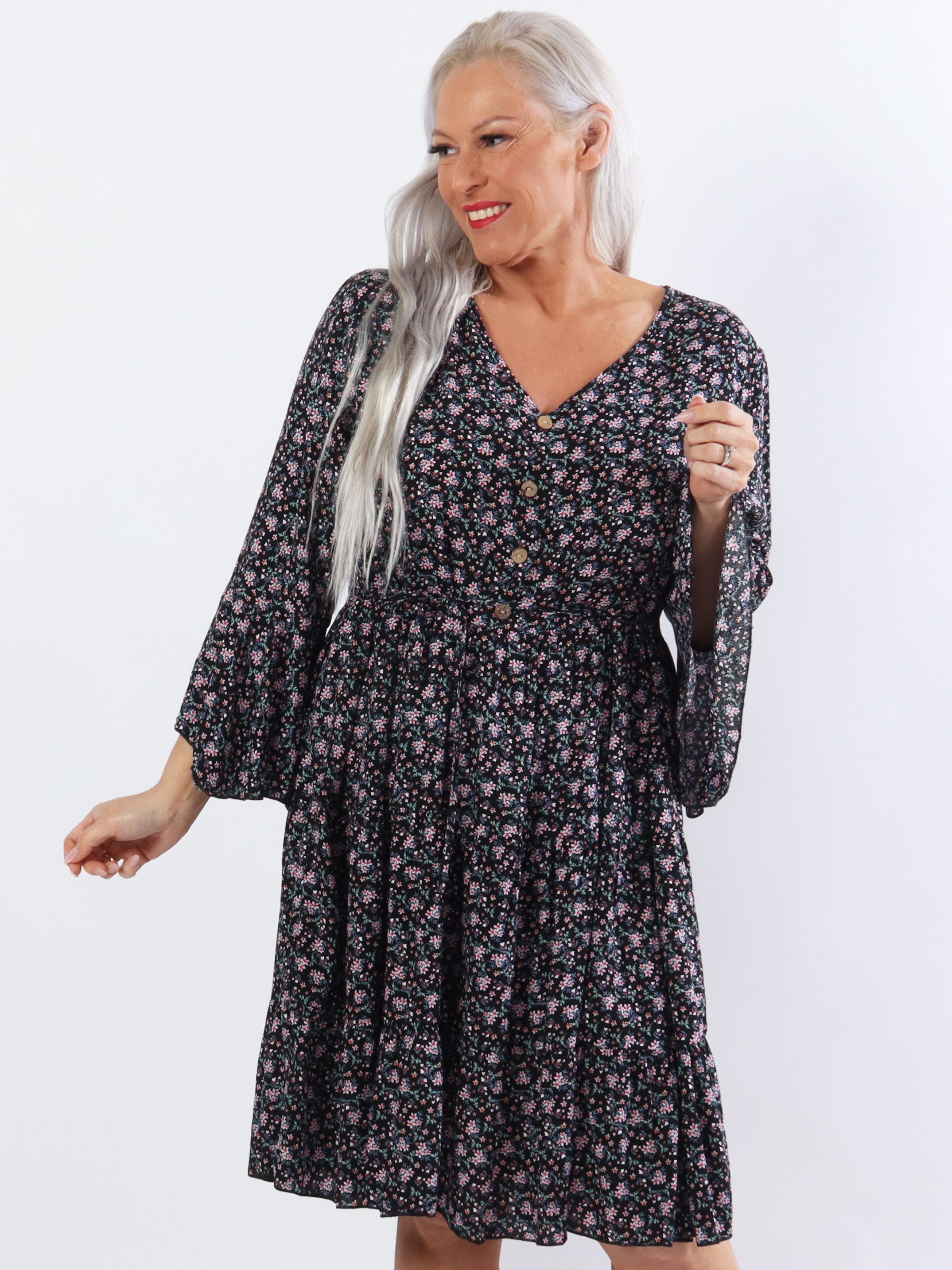 Karla - Plus size blomsterkjole i bomuld med knapper